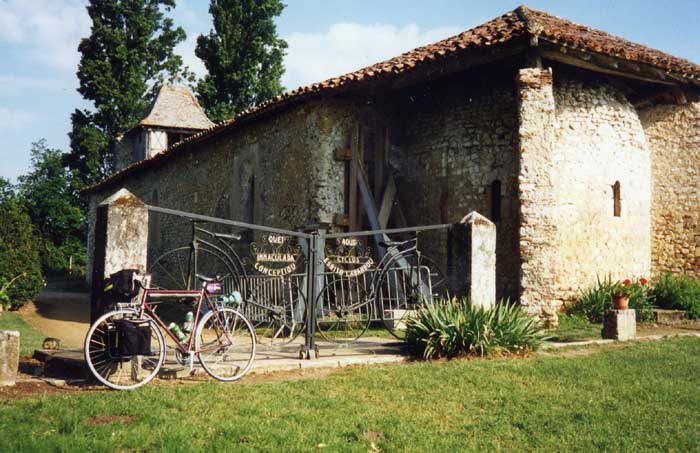 http://www.centcols.org/voyages/st-jacques/06-Notre-Dame_des_cyclistes.jpg