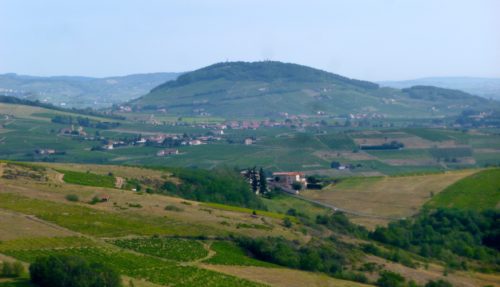 Le Mont Brouilly et le vignoble ©Ph Chazottier